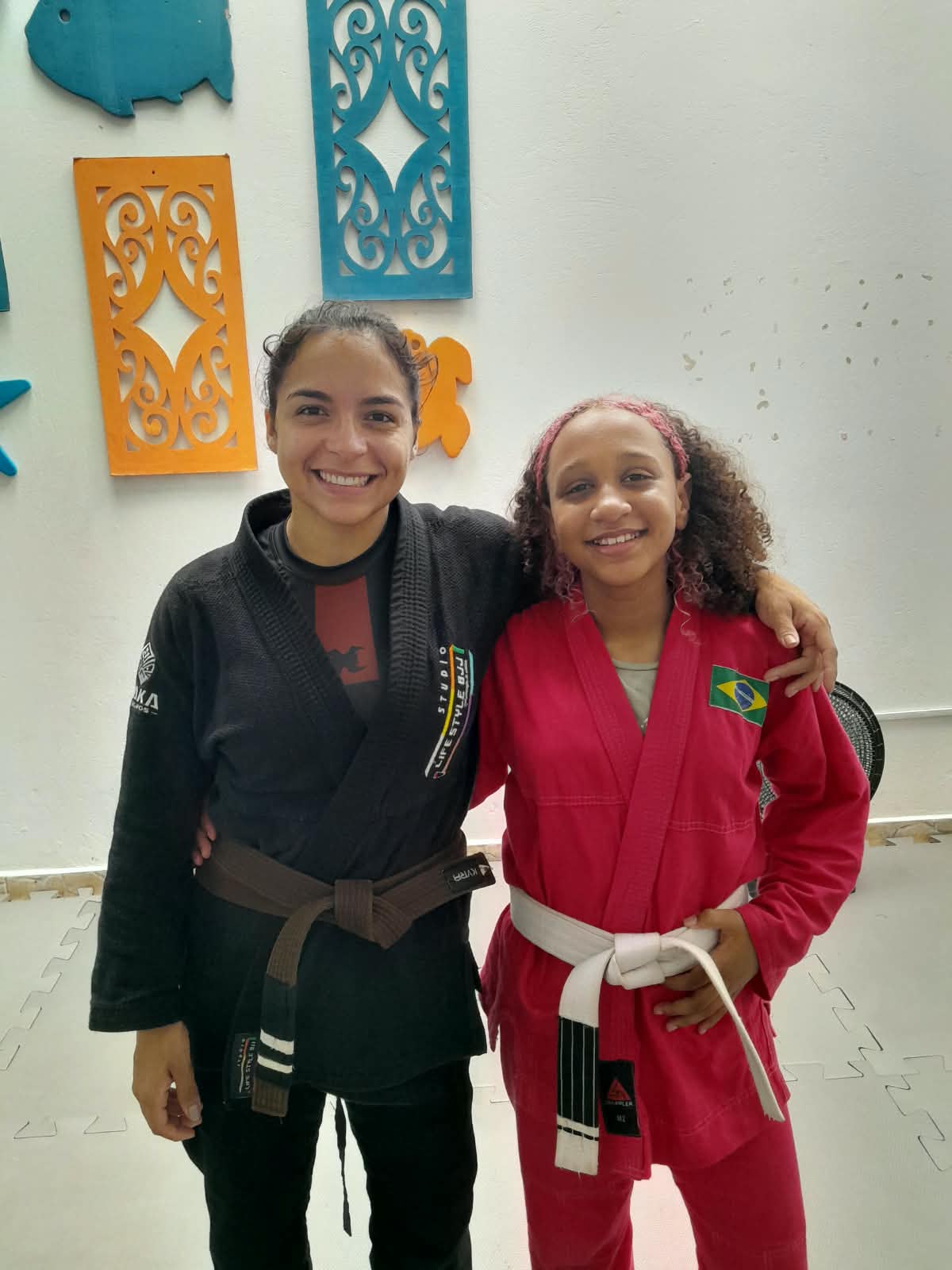 Giulia Geovana com uma aluna do Kids