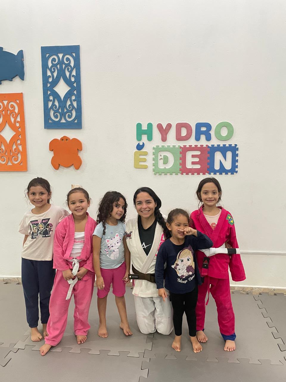 Giulia Geovana com alunos do Jiu Jitsu Kids